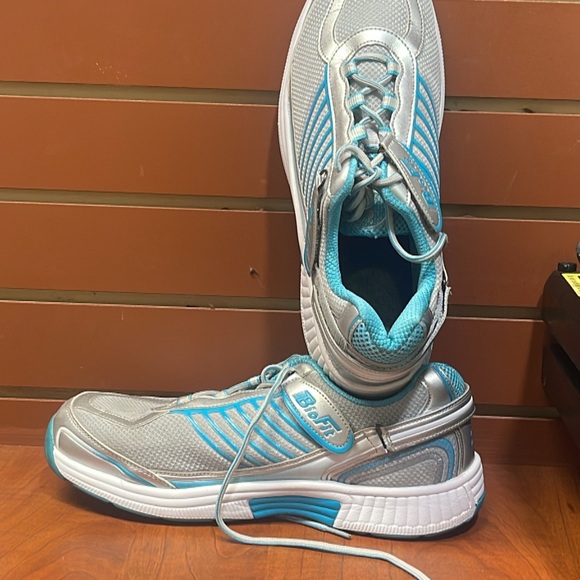 Orthofeet Verve Silver and Turquoise Athletic Shoes with Mesh Ventilation. 11.5 - Picture 7 of 9